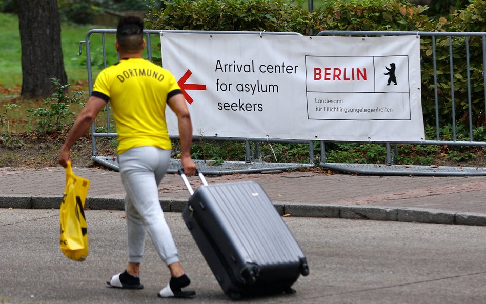 Imigrant zmierzajacy do ośrodka dla osób ubiegających się o azyl w dzielnicy Reinickendorf w Berlini