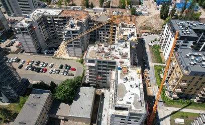 Liczba mieszkań w uruchamianych przez deweloperów projektach skurczyła się czwarty miesiąc z rzędu. 