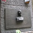 Tablica poświęcona poecie na ścianie domu przy ul. Tarczyńskiej 11. fot. Mariusz Kubik