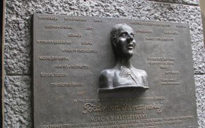 Tablica poświęcona poecie na ścianie domu przy ul. Tarczyńskiej 11. fot. Mariusz Kubik