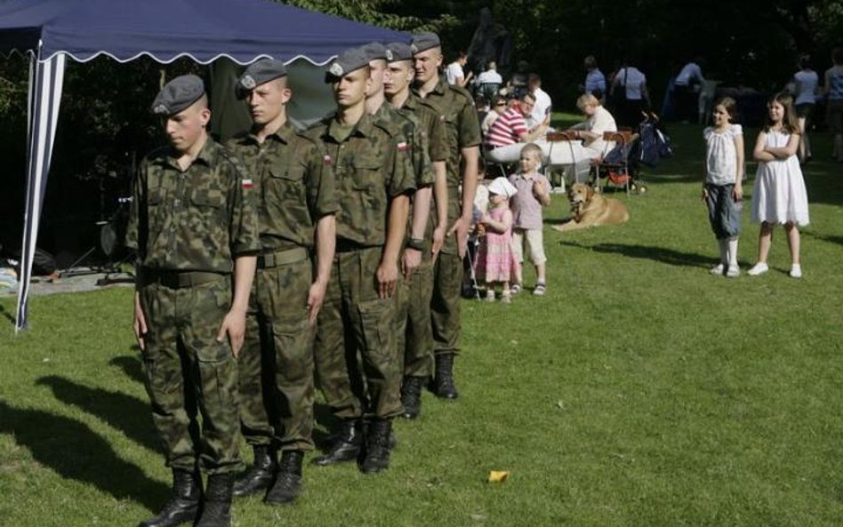 Jak należy opodatkować dodatki dla wojskowych