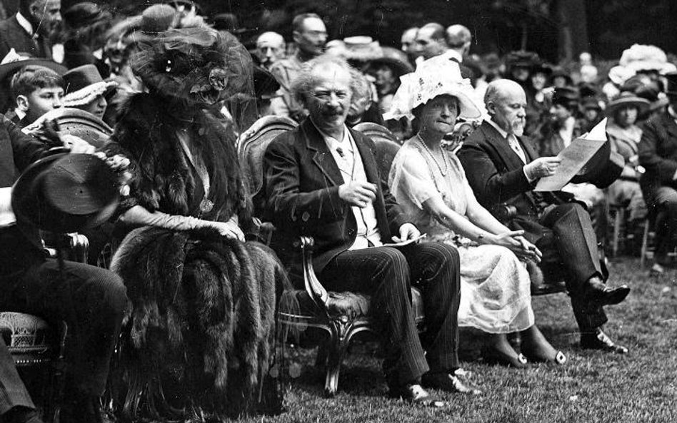 W odbudowywanym i scalanym po tylu latach niewoli państwie autorytet Ignacego Paderewskiego, który w