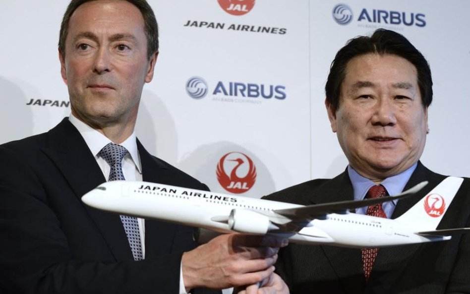 Fabrice Bregier, prezes Airbusa i Yoshiharu Ueki, prezes JAL