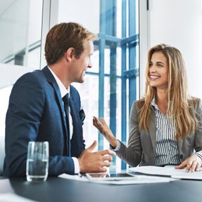 Pewność siebie coraz częściej kształtuje się nie tylko przez doświadczenie, ale także przez warunki,