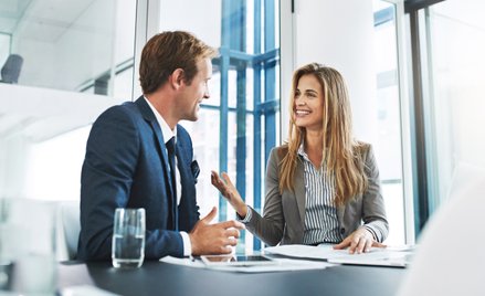 Pewność siebie coraz częściej kształtuje się nie tylko przez doświadczenie, ale także przez warunki,