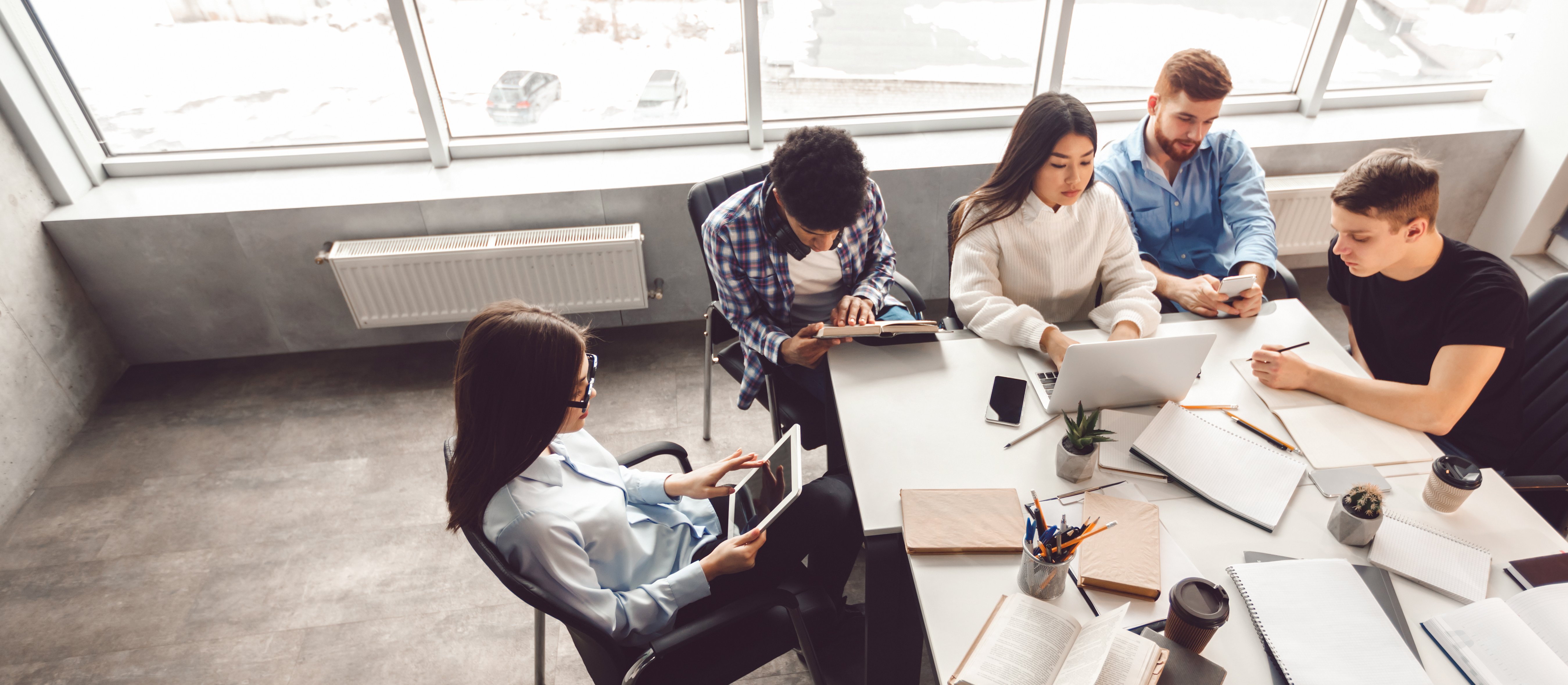 Jak pokolenie Z przetrwa rewolucję AI? Ekspert wskazuje zawody, które są „bezpieczne"