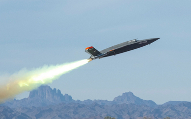 Start prototypowego bezzałogowca Kratos XQ-58 Valkyrie podczas prób w Arizonie w 2020 r.