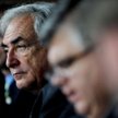 Dominique Strauss-Kahn, szef MFWm (w środku)
