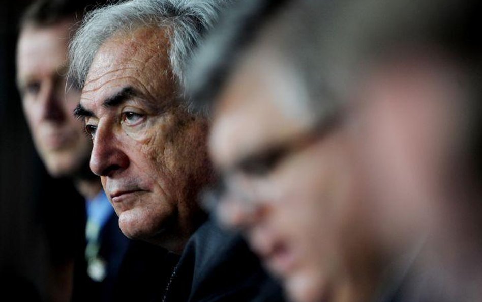 Dominique Strauss-Kahn, szef MFWm (w środku)