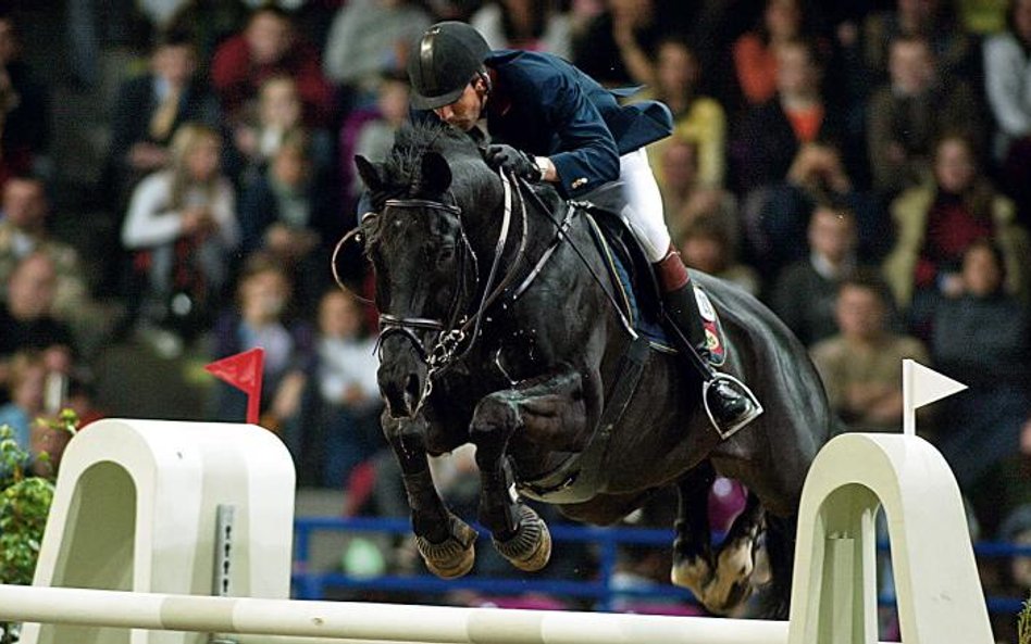 Rein Pill z Estonii na koniu Equador wygrał w stolicy Grand Prix w 2005 r.