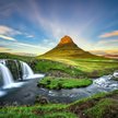 Zachód słońca nad wodospadem Kirkjufellsfoss i górą Kirkjufell w Islandii, która turystycznie ma wie
