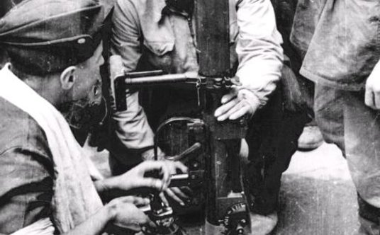 Grupa powstańców z kompanii „Janusza” Batalionu „Harnaś” oglądająca na podwórzu kamienicy przy ul. Ś