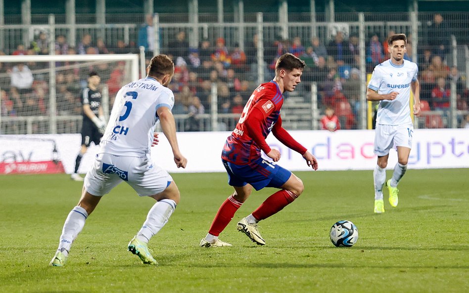 Zawodnik Rakowa Częstochowa Ante Crnac i Jesper Karlstrom z Lecha Poznań podczas meczu 23. kolejki p