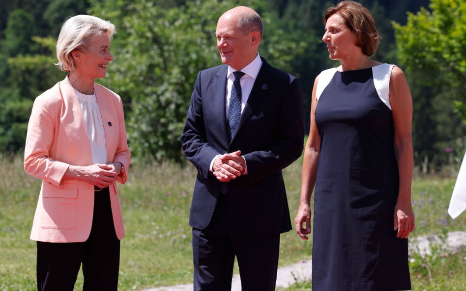 Ursula von der Leyen i Olaf Scholz wraz z małżonką