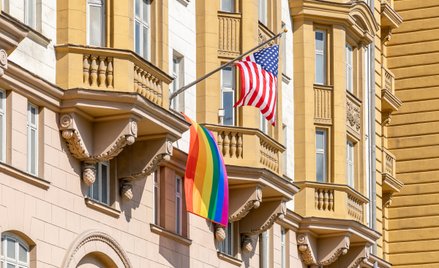 Na budynkach mogłyby wisieć tylko flagi USA