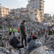 Turcy na gruzach budynków w prowincji Hatay