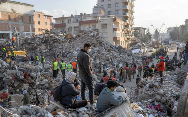 Turcy na gruzach budynków w prowincji Hatay