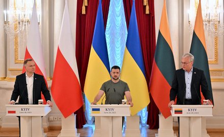 Prezydenci Andrzej Duda, Wołodymyr Zełenski i Gitanas Nauseda na wspólnej konferencji prasowej w Kij