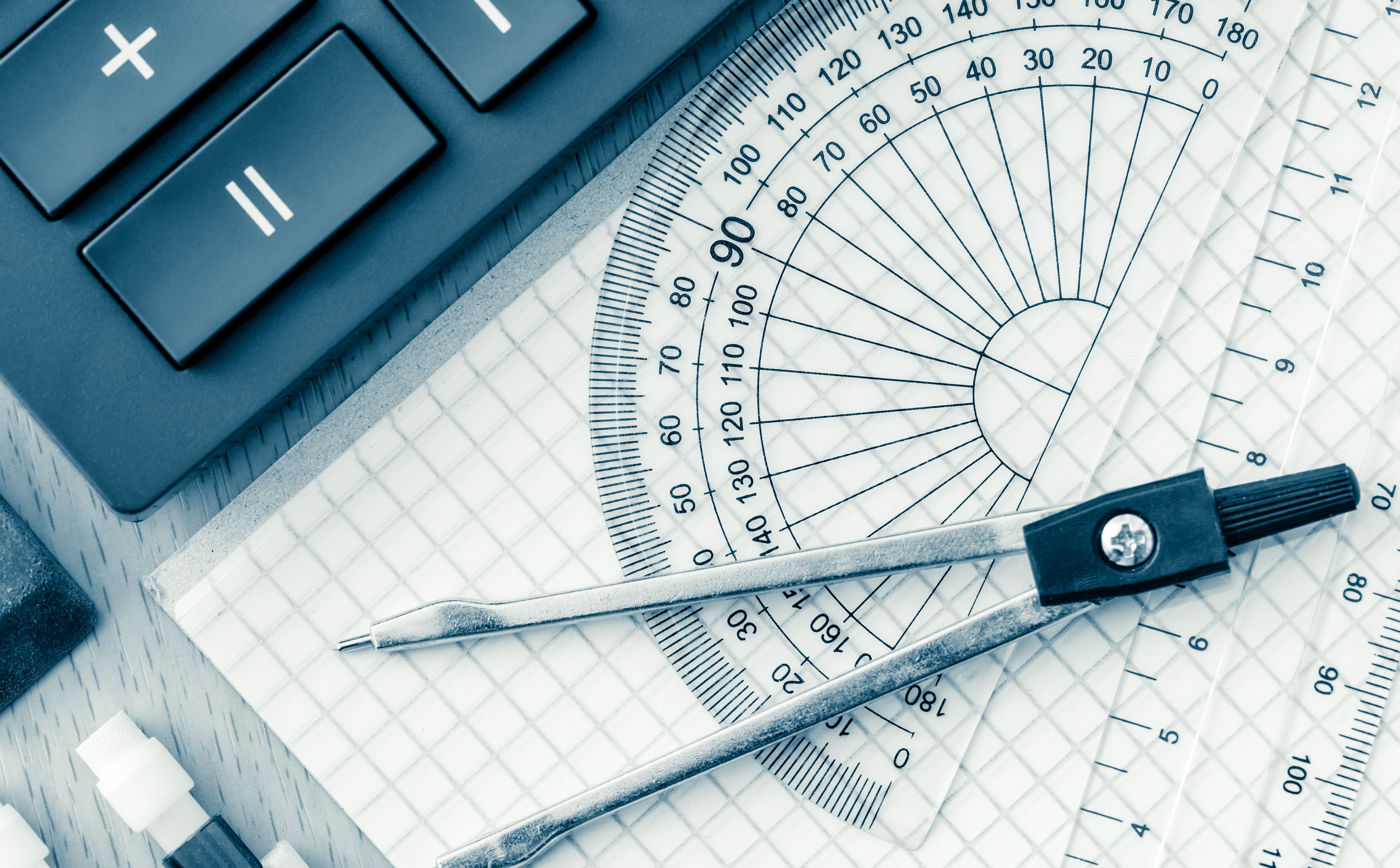 Matura z matematyki 2025. Najważniejsze informacje o poziomie podstawowym i rozszerzonym