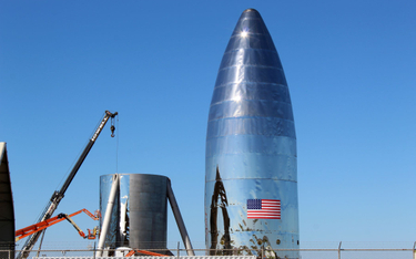 Rakieta Falcon 9 podczas montażu.