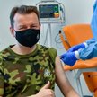 Koronawirus. Minister obrony zaszczepiony szczepionką AstraZeneca