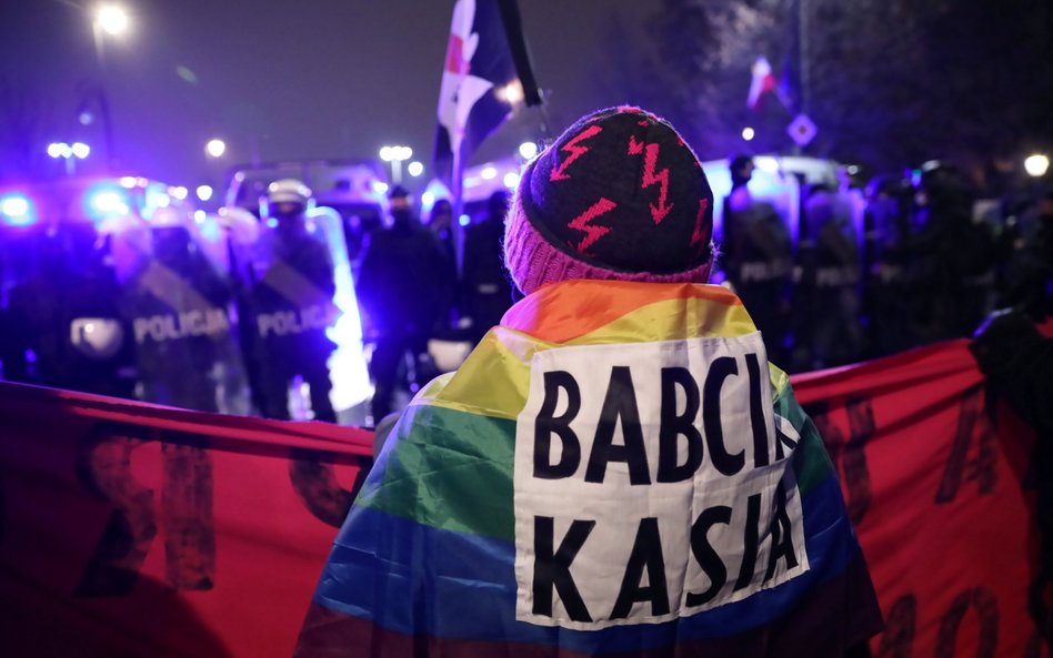 "Babcia Kasia" skazana. Ma zapłacić policjantom po 800 zł