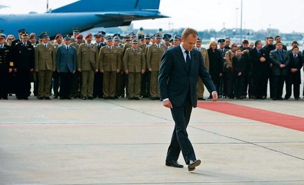 11 kwietnia 2010, powitanie na Okęciu trumny z ciałem Lecha Kaczyńskiego