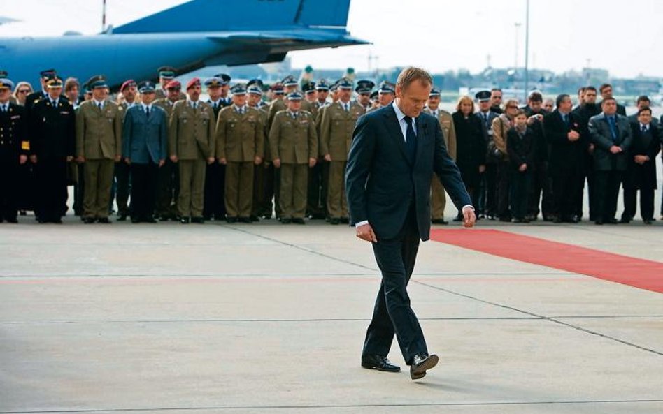 11 kwietnia 2010, powitanie na Okęciu trumny z ciałem Lecha Kaczyńskiego