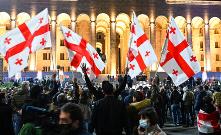 Protesty przed budynkiem parlamentu w Tblisi