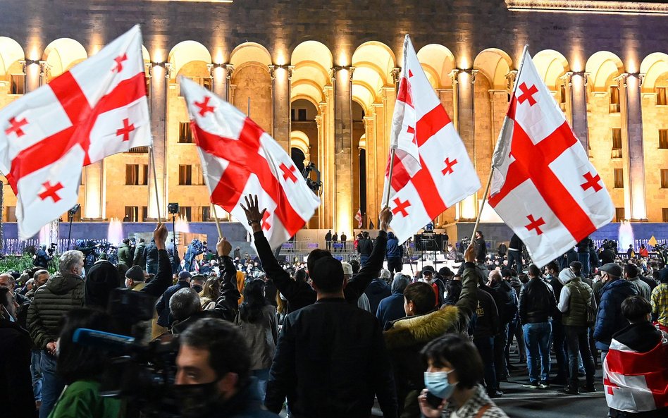 Protesty przed budynkiem parlamentu w Tblisi