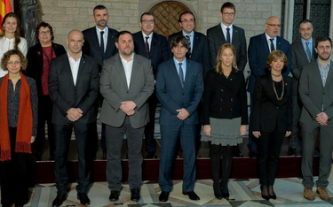 Raul Romeva (czwarty z lewej), „minister spraw zagranicznych”, w dniu zaprzysiężenia regionalnego rz