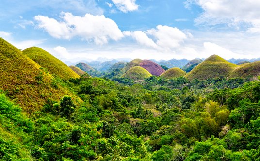 Pochodzenie wzgórz nazwanych Górami Czekoladowymi nie jest jednoznacznie wyjaśnione