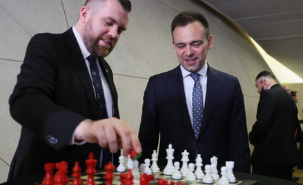 Sekretarz generalny światowej federacji szachowej Łukasz Turlej i minister finansów Andrzej Domański