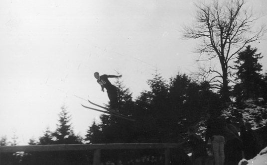 Narciarz Stanisław Marusarz podczas skoku. Zdjęcie z 1939 r.