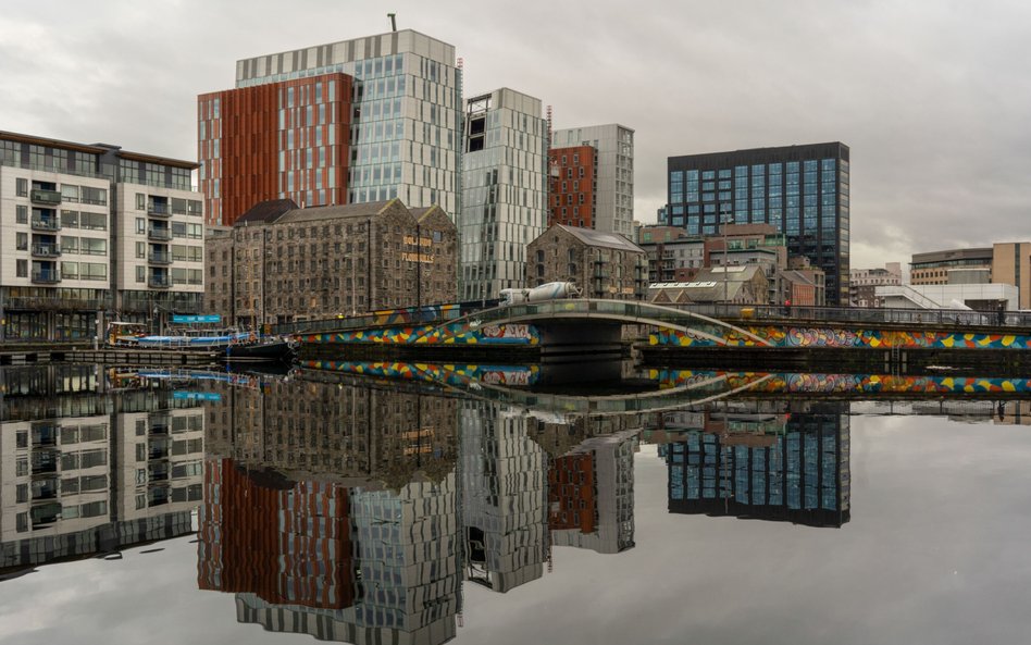 Budynki biurowe i mieszkalne, w tym budynek Google Docks, w dzielnicy „Silicon Docks” w centrum Dubl