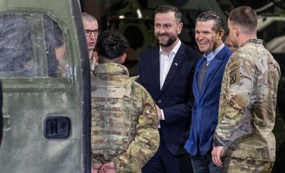 Szef MON Władysław Kosiniak-Kamysz  oraz sekretarz wojny USA Pete Hegseth podczas spotkania z ameryk
