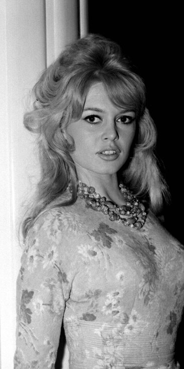 Choć Brigitte Bardot deklarowała brak zainteresowania modą, pozostawała mistrzynią języka ubioru.