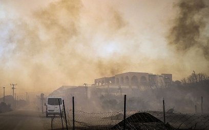 W pożarach na Rodos ucierpiały hotele, turystów trzeba było ewakuować