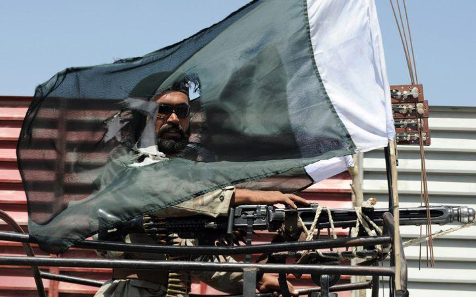 Pakistan, Kweta. Żołnierz podczas Święta Niepodległości