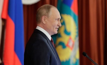 Władimir Putin: Tam są małe dzieci, a oni leją wodę i rzucają granaty gazowe