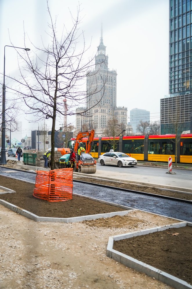 Ciepły grudzień sprzyja postępom prac na Marszałkowskiej, powstają kolejne odcinki drogi dla rowerów