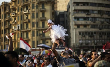 Ludzie świętujący na ulicach Kairu, dzień po usunięciu ze stanowiska prezydenta Mohameda Mursiego.