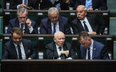 Politycy PiS, w tym prezes partii Jarosław Kaczyński, na sali obrad Sejmu