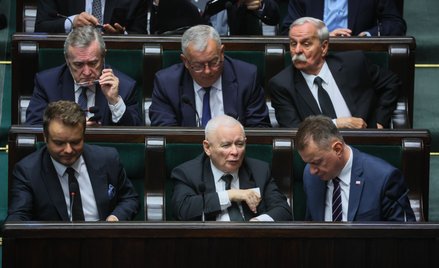 Politycy PiS, w tym prezes partii Jarosław Kaczyński, na sali obrad Sejmu