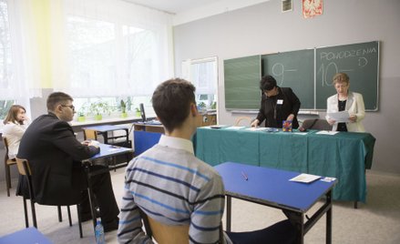 Uczniowie w klasie przed egzaminem