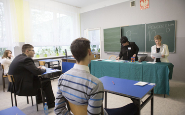 Uczniowie w klasie przed egzaminem