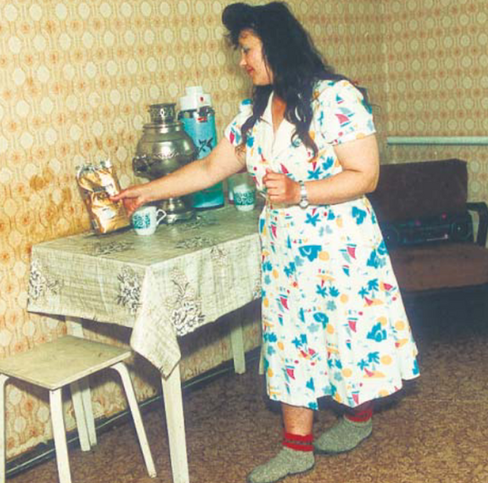 Halina, żona Aleksandra Łukaszenki, w ich domu w Szkłowie (16 kwietnia 1994 r.). Właśnie została pie