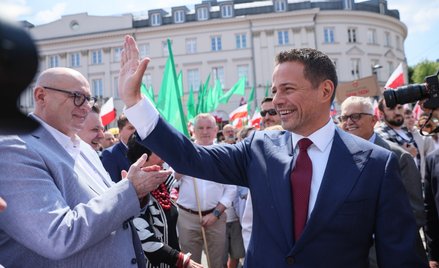 Rafał Trzaskowski i wicemarszałek Sejmu Piotr Zgorzelski na starcie Wielkiego Marszu Patriotów w War