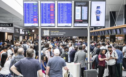 Pasażerowie czekający na wznowienie wylotów na lotnisku w Zurychu