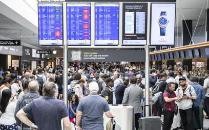 Pasażerowie czekający na wznowienie wylotów na lotnisku w Zurychu